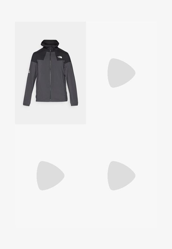 The North Face WIND TRACK HOODIE - Giacca a vento - asphalt grey/black; T-shirt nero a maniche corte realizzata in tessuto leggero. Presenta un piccolo logo bianco sul lato sinistro del petto e delicati dettagli sulle spalle.; Pantaloni sportivi neri realizzati in tessuto leggero, con vita regolabile con cordino, tasche laterali e orli affusolati alle caviglie.; Scarpa da trail running nera con tomaia texture, suola in gomma e punta rinforzata. Presenta un collare imbottito e un tassello per un indossamento facile.