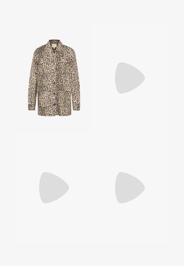 Giacca camicia con stampa leopardata in beige e marrone scuro. Presenta due tasche frontali, chiusura a bottoni e una vestibilità rilassata. Realizzata in tessuto morbido.; Maglione a maglia con motivi a onda in blu e bianco, caratterizzato da un collo rotondo color crema e polsini e orlo a coste. Design testurizzato su tutto il capo.; Pantaloni larghi beige chiaro con vita in denim, caratterizzati da due bottoni e dettagli plissettati sul davanti. Tessuto morbido e vestibilità rilassata.; Scarpe sportive con tomaia in pelle bianca, punta in suede grigia e tre strisce nere. Presentano un logo blu sulla linguetta e una suola in gomma testurizzata.; Occhiali da sole tartaruga con forma rettangolare, lenti con tonalità verde e montatura in acetato decorata. Presentano dettagli metallici vicino alle lenti.