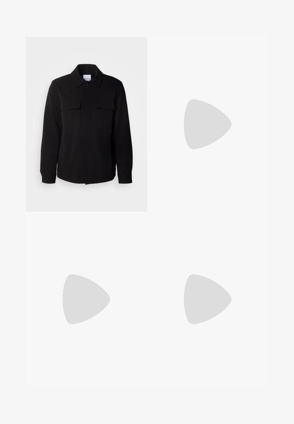 Lindbergh POCKET OVERSHIRT - Tunn jacka - black; Två kortärmade skjortor: en helt svart och en vit med svarta vertikala ränder. Båda har knäppningar och en klassisk krage.; Ljusgrå denimbyxor med rak benform, femficksdesign och knappstängning. Synliga sömmar längs sömmarna.; Svarta lädersneakers med rund tå, med en sydd design, låg plattformssula och en texturerad, mönstrad gummisula.