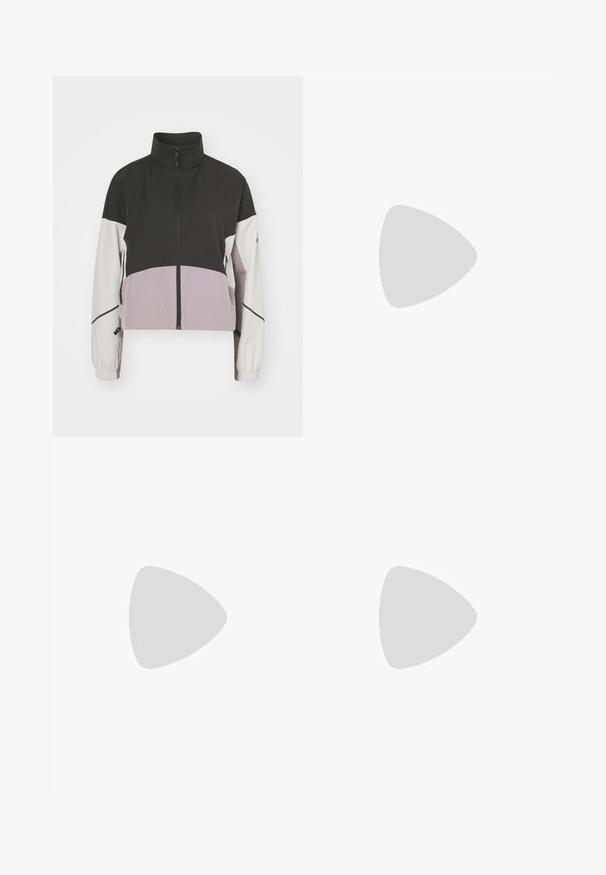 Kort jacka i svart, vitt och lavendel med hög krage, dragkedjestängning och elastiska ärmar. Har en färgblockerad design med sidofickor.; Marinblå t-shirt med V-krage och korta ärmar, tillverkad av ett texturerat, lätt material. Har en liten silverlogo på övre vänstra bröstet.; Svarta leggings i ett smidigt, stretchigt material med hög midja. Har en vit logotyp på vänstra låret och en åtsittande design.; Svarta sportskor med texturerat tyg, vit sula och svarta snören. Bärs med vita reglerade strumpor, stående på en ljus yta.