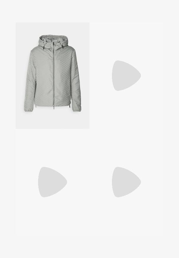 Emporio Armani BLOUSON JACKET - Lengva striukė - neutral gray; Juodas ilgomis rankovėmis marškinėliai su apvalia kaklo iškirpte. Pagaminta iš švelnios medžiagos, turi paprastą dizainą ir standartinį pjūvį, be jokių akivaizdžių raštų ar akcentų.; Juodos pritaikytos kelnės su lygiu paviršiumi, turinčios priekinį raukšlėjimą, tiesias kojas ir šonines kišenes. Paprastas dizainas ir vientisa spalva.; Baltos sportbačiai su zomšos akcentais, apvaliu nosiu, plokščiais raišteliais ir kreminės spalvos guminiu padu. Ant kulno yra žalia ženklinimo detalė.