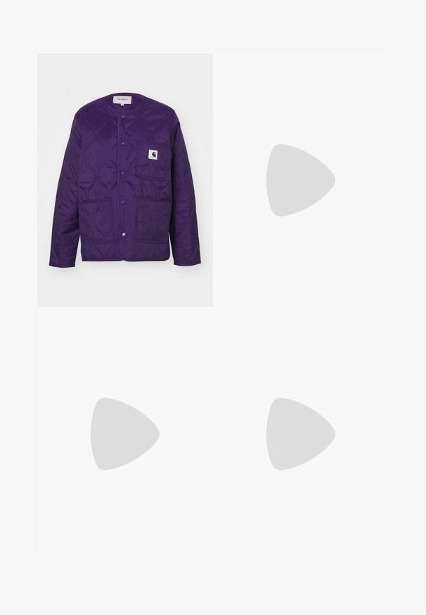 Carhartt WIP SKYLER LINER - Giacca da mezza stagione - tyrian; T-shirt in cotone nero con maniche corte, scollatura rotonda, presenta un logo bianco Adidas sul petto. Design semplice, vestibilità rilassata.; Pantaloni felpati neri a gamba larga realizzati in tessuto morbido, con un elastico in vita e un piccolo logo sul lato sinistro.; Sneaker in pelle nera con strisce bianche, punta in gomma, lacci neri e suola di colore crema. Texture liscia con finitura brillante.