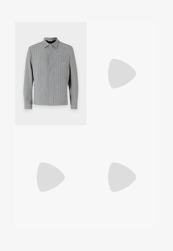 Grå randig jacka med knappstängning framtill, klassisk krage och sidofickor. Har subtil sömdetalj och strukturert tyg.; Svart kortärmad T-shirt i en mjuk bomullsblandning, med rundad halsringning och en minimalistisk design utan mönster eller detaljer.; Svarta byxor med rak skärning, tillverkade av ett mjukt tyg. Har knappstängning och bälteslöljer. Inga synliga mönster eller detaljer.; Svarta läder slip-on loafers med en texturerad yta och en kontrasterande beige gummisula. Har en subtil accent längs fram.
