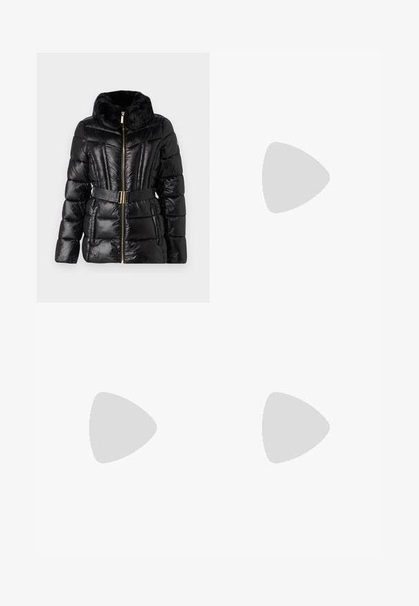 MICHAEL Michael Kors PACKABLE JACKET  - Vinterjakker - black; KFrakelse hvid t-shirt lavet af blødt stof, med korte ærmer, rund halsudskæring og ribbede nederste detaljer. Enkel og udekoreret design.; Hvide vidde bukser lavet af bomuld med en glat tekstur. Har en frontknap, lynlås, og fire-lomme design.; Sorte læderhælede sandaler med ankelrem. Har en firkantet tå, glat tekstur og firkantet blokhæle prydet med sølvnitter.