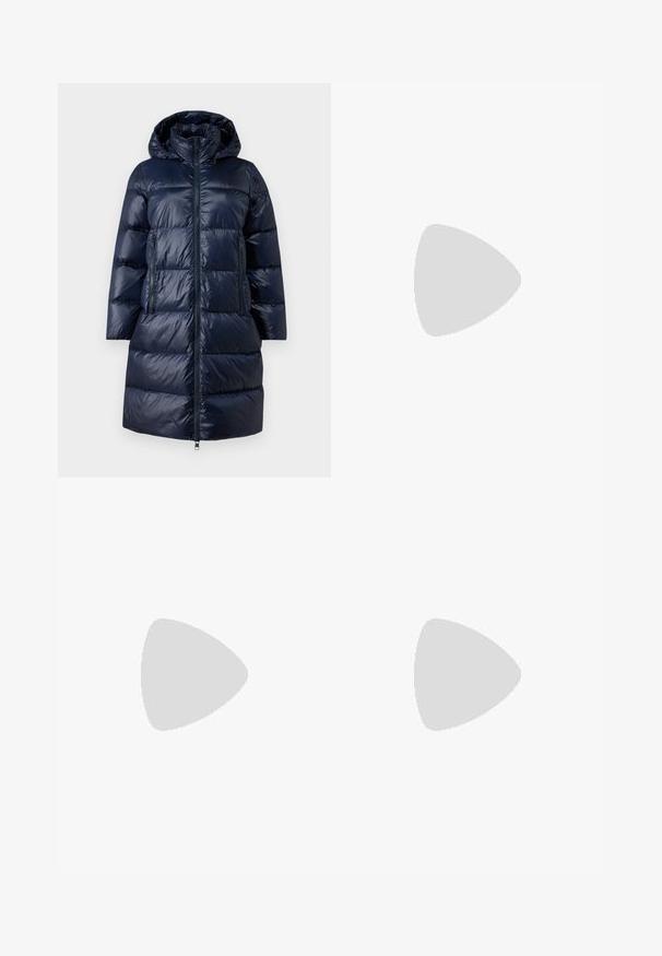 Armani Exchange Puhovka - navy; Bela rebrasta majica z dolgimi rokavi in okruglim izrezom. Narejena iz elastičnega materiala, ki se prilega telesu. Značilen je diskreten horizontalni potisk.; Svijetloplave široke traperice izrađene od denima, s visokim strukom, gumbom za zatvaranje, suptilnim izblijeđivanjem i urednim rubovima.; Usnjeni čevlji z blok peto v sijočem temno burgundskem odtenku, s sponko in obliko okrogle pointe. Struktura podplata za dober oprijem.