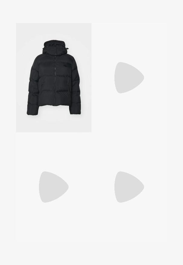 Giubbotto imbottito nero con cappuccio staccabile, chiusura con zip frontale e due tasche laterali. Presenta sezioni trapuntate e un piccolo logo sul petto.; T-shirt bianca cropped, maniche corte e larghe, tessuto di cotone morbido, scollatura rotonda con bordino arancione sottile, design minimale, senza motivi o grafiche.; Pantaloni a gamba larga in tessuto crema chiaro, dotati di tasche laterali, frontale liscio e chiusura a un bottone in vita. Texture morbida.; Sneaker in pelle nera con punta arrotondata, suola piatta bianca e lacci neri. Presenta un logo sottile sul tallone e una texture liscia.