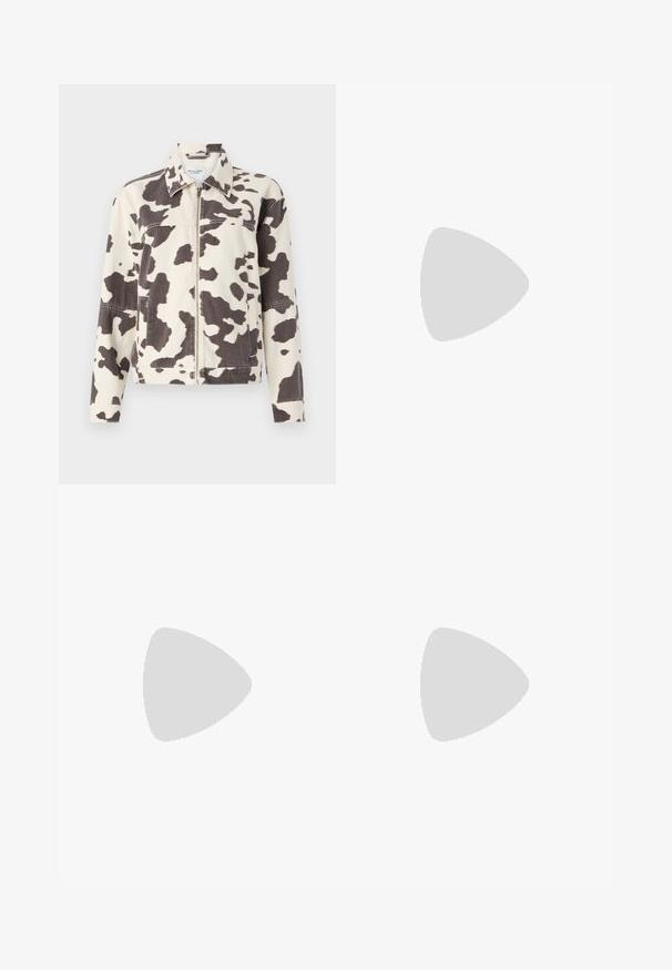 Cowprint denimjakke med en beige baggrund og mørkebrune uregelmæssige pletter, frontlynlås og brystlomme.; Hvid ærmeløs top med rund halsudskæring, der har en subtil tekstur, nøglehulsbagdetalje og lige kant.; Hvide bukser med bred benlængde lavet af et letvægtsstof. Har et elastisk talje med snor og sidelommer. Glat tekstur.; Hvide højhælede sandaler med en kraftig hæl, der har et stropdesign og ankelbinding. Glat tekstur med en platform foran for ekstra højde.