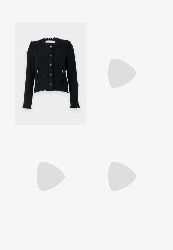 Schwarze strukturierte Jacke mit fransigem Saum, silbernen Knopfverschlüssen und seitlichen Reißverschlusstaschen. Verfügt über ein cropped Design und lange Ärmel.; Weißes kurzärmliges T-Shirt aus geripptem Stoff. Runder Halsausschnitt, normale Passform und dezente Nähte. Keine Muster oder Grafiken.; Schwarze, weit geschnittene Hose aus glattem Stoff, mit einem elastischen Bund und zwei Seitennähten für zusätzliche Struktur.; Schwarze Leder-Ballettschuhe mit abgerundeter Spitze, glatter Textur, minimalen Nähdetails und einem flexiblen Sohlen-Design.; Braune Ledertasche mit Klappenverschluss, Beschlägen in Goldfarbe, einem Schultergurt und einer glatten Oberfläche. Kompakte rechteckige Form.