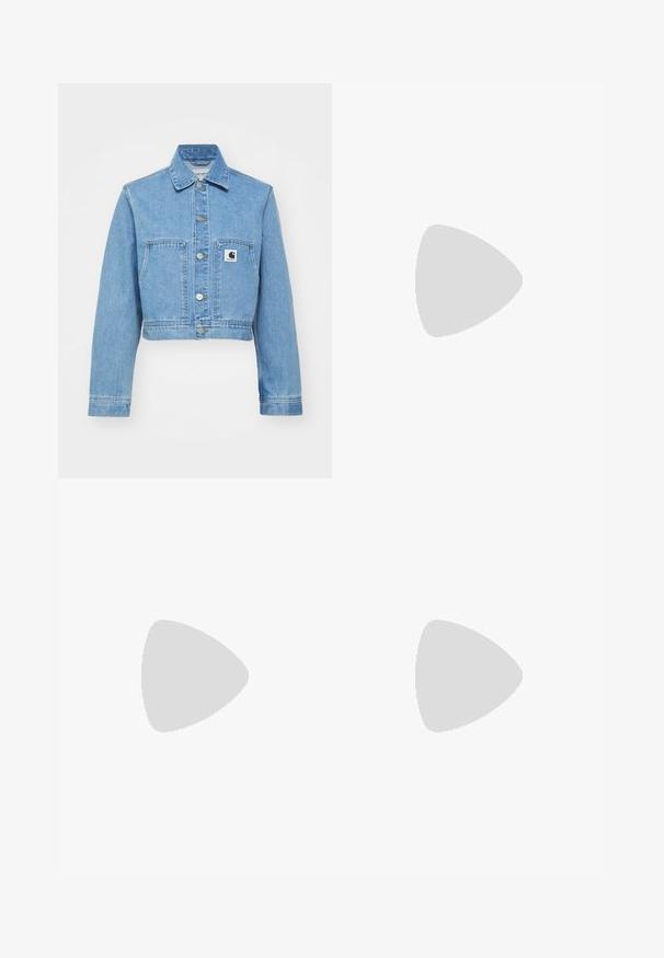 Veste en denim bleu cropped avec fermeture à boutons, deux poches avant et une étiquette logo. Caractéristiques d'un col classique et de manches longues.; T-shirt en coton noir avec un col rond et des manches courtes. Dispose d'un logo graphique blanc sur la partie supérieure gauche de la poitrine.; Jean en denim bleu clair taille haute, avec une coupe évasée, des poches avant et une fermeture à bouton.; Baskets avec un design en suède bordeaux et violet clair, dotées de trois rayures blanches, de lacets crème et d'une languette texturée jaune. Semelle en caoutchouc.