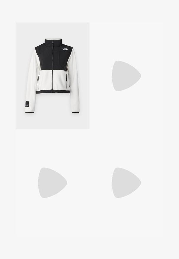 The North Face W RETRO DENALI JACKET - Jakna od flisa - white dune/black; Dva kratka rukava T-majice u crnoj i bijeloj boji. Izrađene od mekog pamuka, s okruglim izrezom i standardnim krojem, s minimalnim detaljima šivanja.; Tamno sive široke trenirke s prednjim šavovima, elastičnim pojasom, vezicama, bočnim džepovima i zatvaračima na rubovima na bijeloj pozadini.; Crne kožne tenisice s bijelim dizajnom od tri pruge, zaobljenim prstom, ravnim bijelim gumiranim potplatom i oznakom branda sa strane.