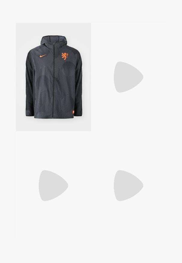 Nike-Jacke in Schwarz mit gepunktetem Muster, ausgestattet mit einem orangefarbenen Löwenemblem und Logo. Enthält eine Kapuze und einen Reißverschluss vorne.; Graues Baumwoll-T-Shirt mit Rundhalsausschnitt, kurzärmlig und schlichtem Design, das eine weiche, glatte Textur aufweist und keine sichtbaren Muster oder Verzierungen hat.; Helle blaue Denim-Hose mit lässiger Passform, zwei unterschiedlichen Stoffpaneelen, einem Knopfverschluss vorne und weiter Beinöffnung.; Nike-Sneaker aus weißem Leder mit einem navy blauen Swoosh, ausgestattet mit einer Gummisohle und weißen Schnürsenkeln, kombiniert mit weißen Socken und dunklen Cord-Hosen.