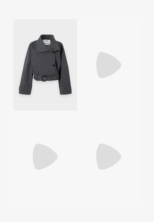 Kulgrå cropped jakke med en stor krave, dobbeltrækker knaplukning, sidelommer og bælte i taljen. Glat tekstur.; DESIGNERS REMIX VERONA - T-shirts print - grey melange; Blå denim flared jeans med høj talje, fem-lomme design og metalknaplukning. Glat tekstur, afslappet stil og minimal syning.; MM6 Maison Margiela BALLET SHOE - Ballerinasko - black