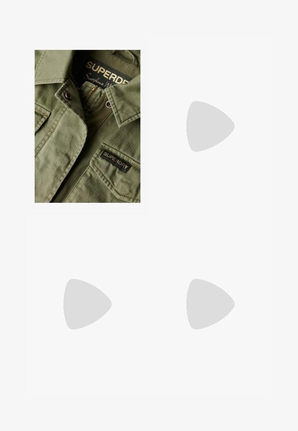 Veste olive en tissu texturé, dotée d'une fermeture éclair et d'un patch avec une étiquette "SUPERDRY". Elle a un col et des détails en boutons.; T-shirt blanc à manches courtes en coton. Doté d'un col ras du cou et d'une coupe décontractée. Texture lisse sans motifs ni accents visibles.; Pantalons larges noirs avec taille haute, dotés de plis, d'une fermeture à bouton et d'une texture lisse. Adaptés à diverses occasions.; Tongs noires avec une semelle en caoutchouc texturée, deux fines lanières et un détail de logo embossé subtil sur la lanière.; Lunettes de soleil noires surdimensionnées avec des verres ovoïdes, monture en plastique lisse et accents dorés sur les tempes. Les verres sombres offrent une protection contre le soleil.