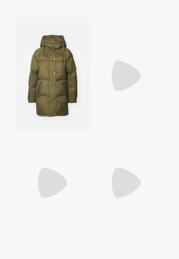 Olivgrüne gepolsterte Pufferjacke mit Kapuze, Druckknopfverschluss und zwei Fronttaschen. Weiche, glatte Textur mit einem gesteppten Design.; Schwarzes Baumwoll-T-Shirt mit kurzen Ärmeln, Rundhalsausschnitt und einem einfachen, klaren Design. Keine sichtbaren Muster oder Verzierungen.; Schwarze, taillierte Hose mit geradem Bein, aus einem glatten Stoff und mit klaren Falten an der Vorderseite. Keine sichtbare Hardware.; Schwarzer spitz zulaufender Slingback-Schuh mit niedrigem Absatz, der aus glattem Leder gefertigt ist und seitliche Ausschnitte für Atmungsaktivität aufweist.