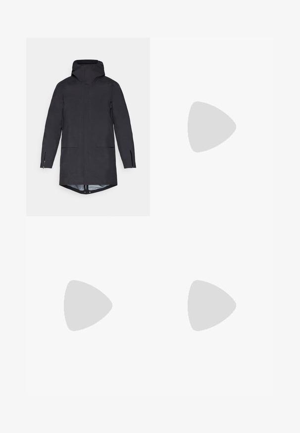 Crna vodootporna parka s kapuljačom, dva prednja džepa, bočnim patentnim zatvaračima i produženim stražnjim rubom. Glatka tekstura, minimalistički dizajn.; Bež majica s kratkim rukavima izrađena od pamuka, s malim crnim logotipom Columbia na lijevoj strani prsnog koša. Standardni dizajn s okruglim izrezom.; Mornarske cargo hlače izrađene od izdržljivog materijala, s gumbom za zatvaranje, pet džepova i suženim nogavicama s laganom teksturom.; Crne atletske cipele s gornjim dijelom od mrežaste tkanine i antilopa, s ojačanim dijelovima, zaobljenim vrhom, teksturiranom potplatom i trakicom za povlačenje na peti.