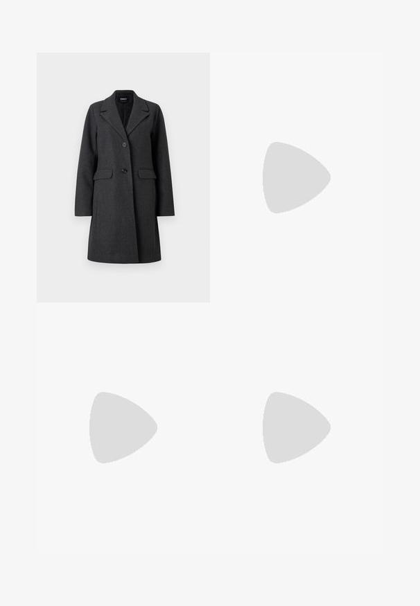 ONLY ONLBLAKE FITTED COAT  - Klassisk kåpe / frakk - dark grey; Svart kortermet genser med V-hals laget av ribbet stoff, med en tettsittende design og en ren, enkel silhuett for allsidig bruk.; Sorte plisserte bukser med elastisk midje. Har vide ben og et glatt, strukturert stoff med vertikale striper.; Høy svart lærstøvel med chunky plattformsåle og blokkhelt, med trekkstang og teksturert mønster på yttersålen.; Svart lær tote bag med glatt tekstur, rektangulær form og to lange håndtak. Ingen synlige deler eller dekorasjoner.