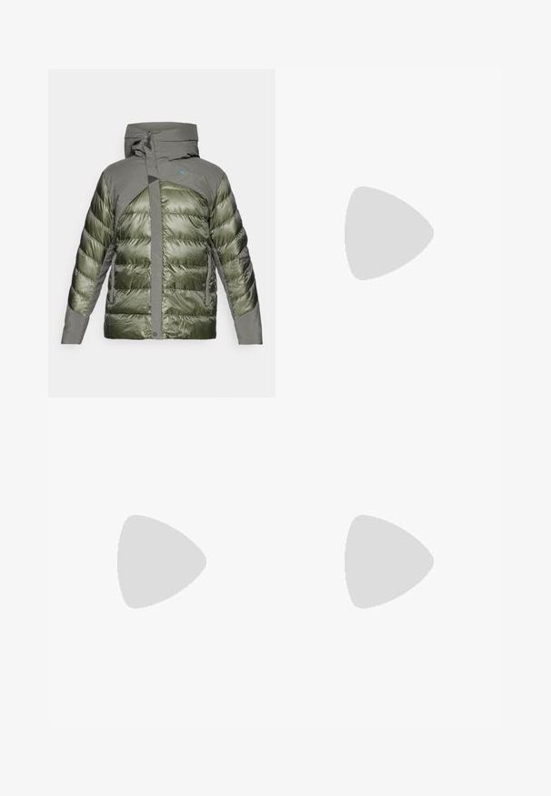 Giacca verde a girocollo con cappuccio, caratterizzata da un mix di tessuti lucidi e texture, chiusura con zip e logo sulla zona del petto.; T-shirt in cotone verde oliva con maniche corte, colletto a giro, e dettaglio testuale frontale in bianco e arancione. Texture liscia, vestibilità morbida.; Pantaloni sportivi verde oliva con vita elastica, fodera interna e pannelli perforati per la ventilazione. Design leggero e casual.; Scarpe sportive bianche con una tomaia testurizzata, caratterizzate da tre strisce diagonali, lacci arancioni e un design della suola curvato e imbottito.