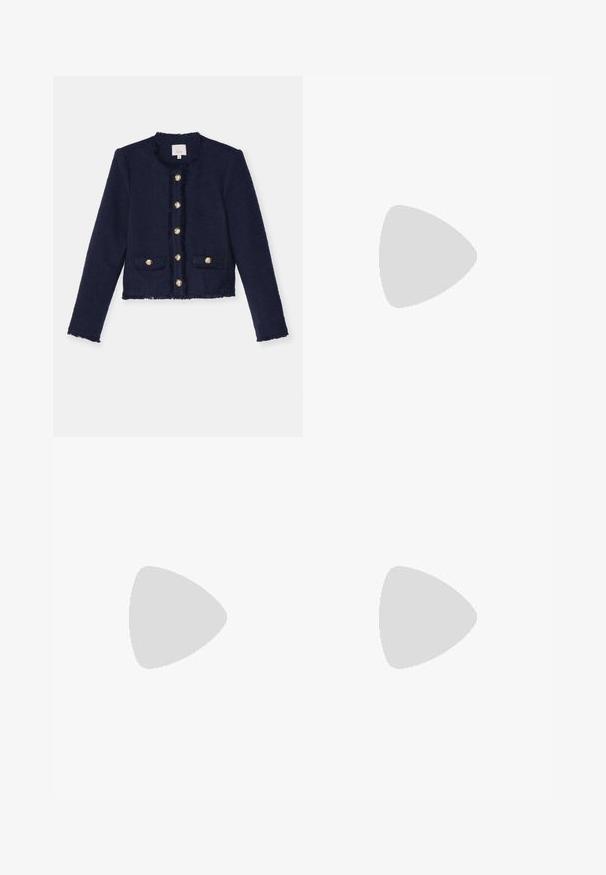 Veste courte bleu marine en tissu texturé, avec des bords ourlés et des boutons dorés. Elle comprend deux poches avant et un col rond.; Débardeur blanc à fines bretelles, en tissu de coton côtelé, avec un décolleté droit et une finition soignée à l'ourlet.; Shorts en lin beige avec une coupe décontractée, présentant une fermeture à bouton, un design plissé et une longueur à mi-genou. Texture lisse et style simple.; T-shirt cropped blanc à côtes, jeans larges bleu clair, et sneakers blanches. Portant un sac fourre-tout à rayures vertes et blanches.