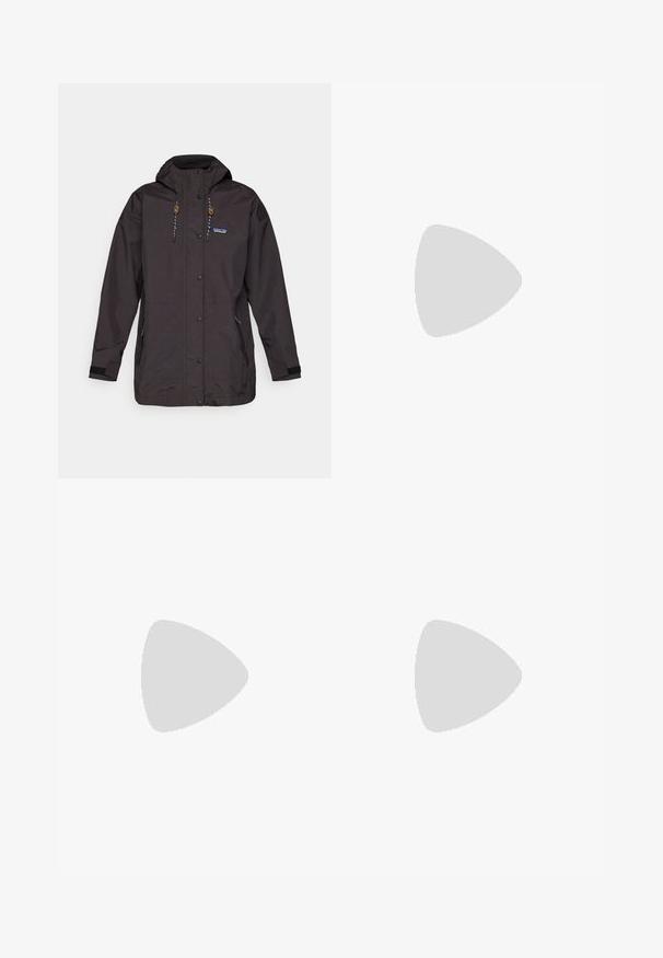 Jachetă impermeabilă neagră cu glugă, capse și șnur. Include buzunare laterale și o țesătură texturată cu un accent de logo.; Pulover din fleece bej, cu fermoar pe jumătate, guler înalt și mâneci lungi. Prezintă un mic logo patch pe partea stângă a pieptului. Textură moale.; Leggings negre cu talie înaltă, șnur, textură netedă și design ajustat. Prezintă detalii de cusături de-a lungul laturilor.; Botă de drumeție neagră cu un design mediu, având un material texturat, accente gri și o talpă din cauciuc durabilă cu crampoane pentru aderență.