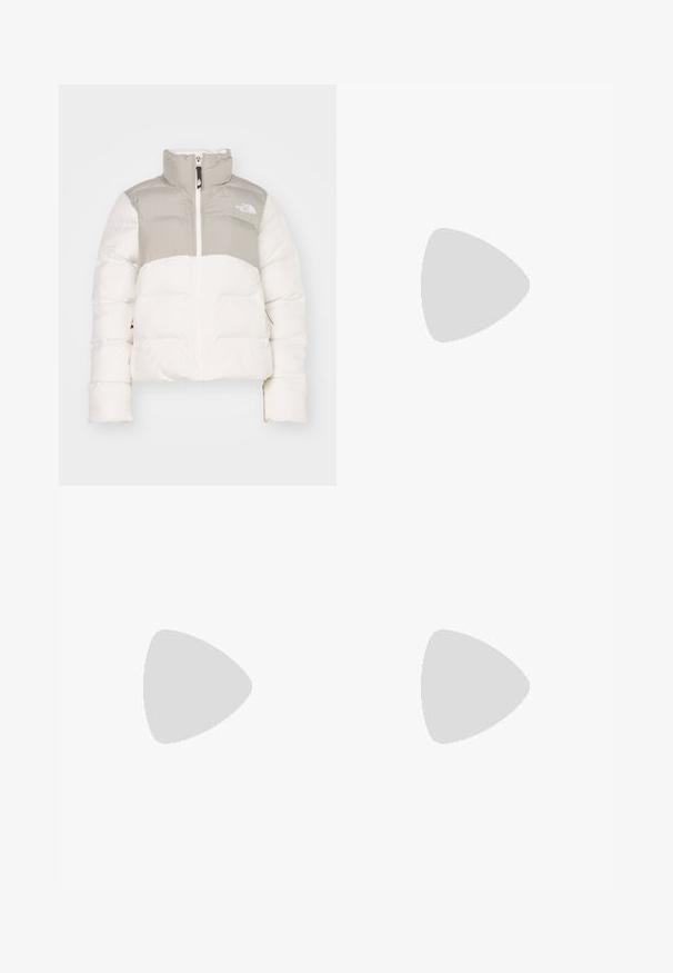 Puffer bunda v bílé a světle šedé barvě. Vysoký límec, zipové zapínání a elastické manžety. Obsahuje detail loga na hrudi a boční kapsy.; Černé tričko s dlouhým rukávem vyrobené z bavlny s kulatým výstřihem. Na hrudi se nachází bílé logo Nike. Měkká textura, jednoduchý design.; Černé kalhoty širokého střihu vyrobené z lehkého materiálu, s námořnickou modrou bočním panelem a elastickým pasem. Malé bílé logo na spodní části.; Černé tenisky Nike s bílými akcenty, s hladkou koženou texturou, šněrovacím designem a zaoblenou špičkou, umístěné na skleněné židli.