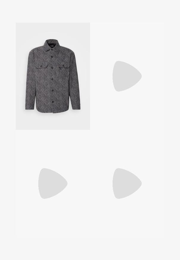 Scotch & Soda OVERSHIRT - Lagana jakna - night; BOSS TEE - Osnovna majica kratkih rukava - open white; Svijetlo bež, krojene hlače napravljene od mekanog materijala. Imaju kopčanje na dugme, petlje za remen i uski, ravni kroj s minimalnom teksturom.; Crne kožne tenisice s glatkom teksturom, bež gumeni đon, dizajn s vezicama i kontrastni detalj na peti.