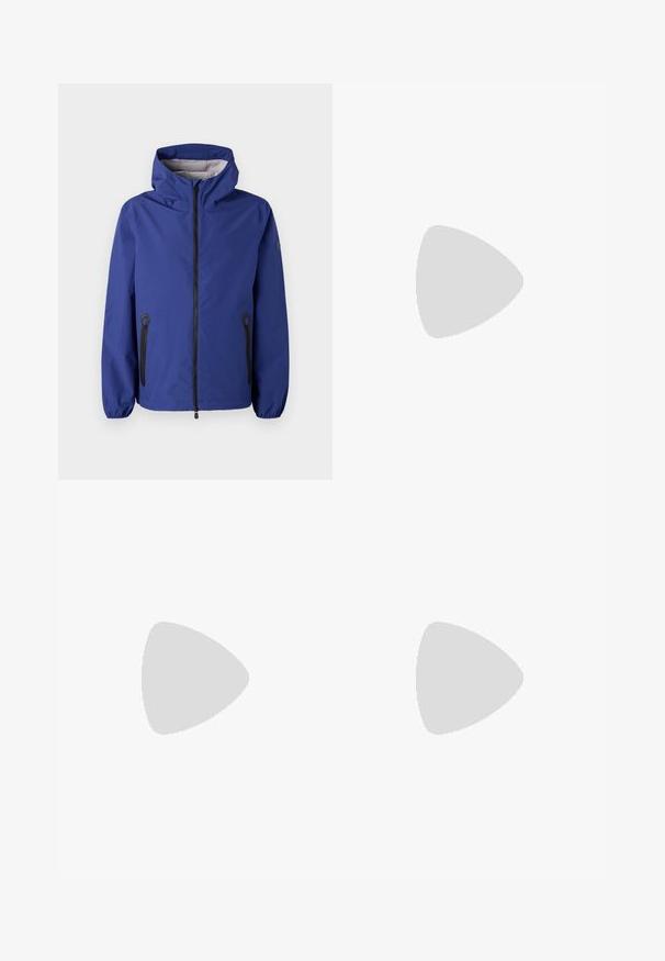 Chaqueta impermeable azul con capucha, cierre frontal con cremallera, puños elásticos y bolsillos laterales con cremallera negra. Cuenta con un forro interior texturizado.; Camisa de manga corta en tejido de punto marrón claro con un patrón de diamantes, con cuello y cierre de botones en la parte delantera con botones marrones.; Pantalones negros ajustados con corte recto, hechos de tejido suave. Presentan trabillas y detalle de pliegue en la parte frontal.; Zapatillas de cuero blanca con un acabado suave, punta redondeada, cordones planos y una suela texturada. Acento de ante gris en el talón.; Gafas de sol de plástico transparente con lentes marrones rectangulares, que cuentan con finas varillas transparentes y acentos metálicos en las patillas.