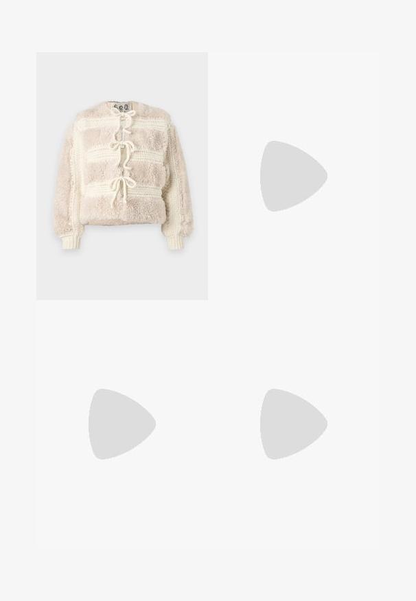 Chlupatý krémový zkrácený kabát s texturovaným pleteným designem, s vázáním vpředu a žebrovanými manžetami.; Světle béžový svetr vyrobený z měkkého pleteného materiálu, s kulatým výstřihem, dlouhými rukávy a černě vyšívaným logem s textem "Moschino Jeans."; Beige tepláky s elastickými manžetami a pásem. Na levém stehně se nachází černý potisk s logem "MOSCHINO 86 ❤ 23 JEANS". Měkká textura.; Černé kožené baletní byty s kulatou špičkou, hladkou texturou, minimálními švy a flexibilním designem podrážky.