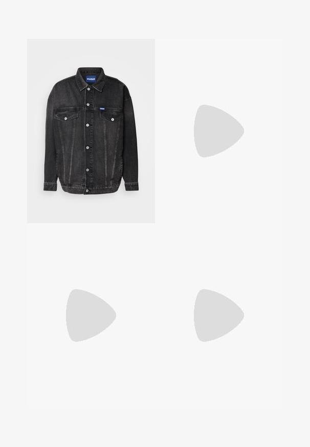 Mustat farkutakki, jossa on nappikiinnitys edessä, kaksi rintataskua ja kontrastiväriset hopeiset yksityiskohdat. Kaulus ja rento istuvuus korostavat sen muotoilua.; Mustahuivi neule, joka on valmistettu pehmeästä materiaalista, jossa on pitkät hihat ja tiukka istuvuus. Ribbaus reunassa ja hihansuissa. Yksinkertainen muotoilu.; Vaaleanharmaat räätälöidyt housut tekstuuripintaisesta kankaasta, joissa on yksi takatasku ja siistit saumat.; Mustat nahkasaappaat, joissa on pyöreä kärki, sileä pinta, minimaalinen ommel ja matala kumipohja. Logo kannassa.