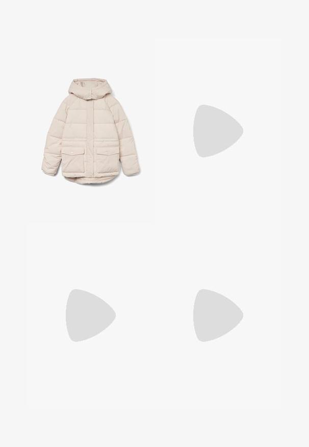 Jasno beżowa pikowana kurtka z kapturem, dwoma przednimi kieszeniami, zatrzaskami i przeszyciami zapewniającymi izolację. Gładka, miękka w dotyku.; Skórzana szara sweter z wysokim kołnierzem i ściągaczami, z teksturowanymi wzorami w warkocze z tyłu i po bokach.; Spodnie o szerokich nogawkach w jasnobeżowym kolorze, wykonane z gładkiego materiału. Posiadają klasyczny pas i płaski przód z czystymi liniami.; Brązowe zamszowe botki typu Chelsea z elastycznymi bocznymi panelami i grubą, fakturowaną podeszwą platformową. Posiadają pętlę z tyłu dla łatwego zakładania.