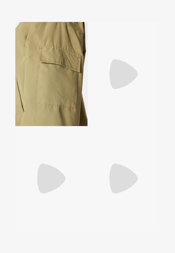 Manga de casaco caqui com um bolso de remendo quadrado, textura suave e detalhe de costura visível. O material parece leve e durável.; T-shirt cropped em cor ferrugem, em algodão suave, com mangas curtas e um detalhe frontal em nó. Textura suave, decote redondo.; Jeans de perna larga bege feitos de algodão. Apresentam um fecho de botão, passadores para cinto e bolsos frontais com uma textura lisa e suave.; Botas de tornozelo pretas feitas de couro liso, com fecho lateral, salto grosso texturizado e design de bico arredondado.