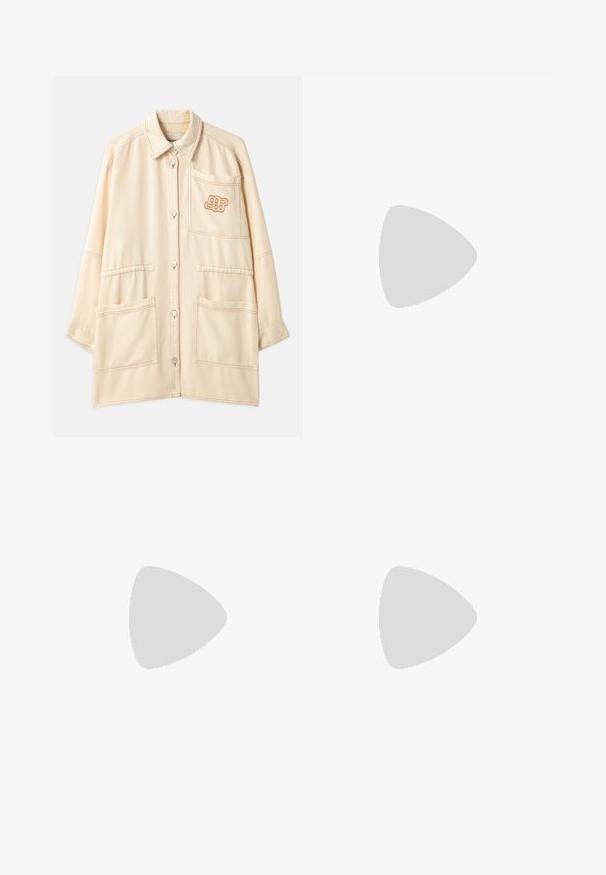 Beige oversized bunda vyrobená z bavlny s gombíkovým zapínaním, dvoma veľkými prednými vreckami a vyšitým logom na vrecku na hrudi.; Biely dlhý rukáv košeľa s gombíkmi, so čipkovým lemovaním na manžetách a leme, má mandarínsky golier a jemné dekoratívne šitie.; Biele riflové šortky so rovnými nohavicami, päťbúchovým dizajnom, predným zapínaním na gombík, strieborným kovovým príslušenstvom a prešitými detailmi.; Čierne kožené sandále so špičatou špičkou, ktoré majú tkaný detail a zborený dizajn vrchnej časti. Plochá podrážka s minimálnym hardvérom.