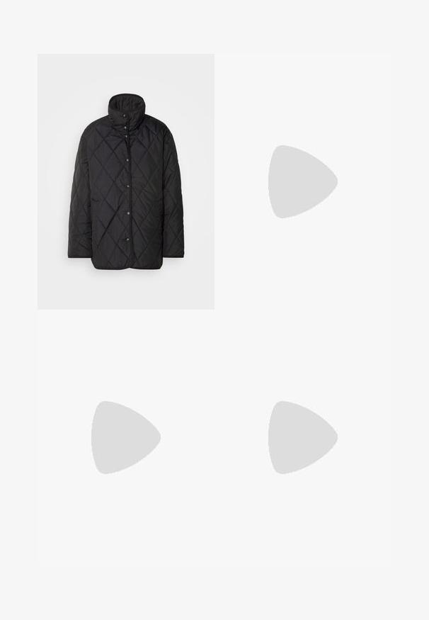 Lindex JACKET LUCILLE - Puspaltis - black; Trumpas juodas medvilnės marškinėlis su raukiniais apatinėje dalyje ir kaspinėlių akcentais ant rankovių. Turi apvalų kaklą ir laisvą siluetą.; Juodi plačios kojos kelnės su aukštu liemeniu, sagų detalėmis ant liemens ir priekinėmis raukšlėmis.; Juodas odinis aukštakulnis batelis su smailiu pirštu ir žemu bloku. Su kulkšnies dirželiu su auksinės spalvos sagtimi. Lygus paviršius.