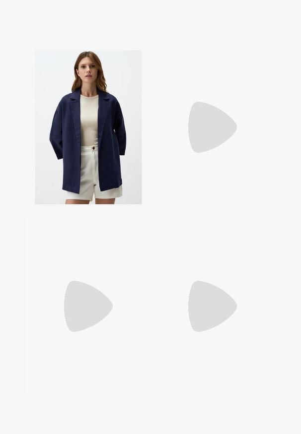 Marineblauwe linnen oversized blazer met een sjaalkraag, open voorkant en driekwartmouwen, gecombineerd met een beige top en witte shorts.; Zwarte, getailleerde camisole met verstelbare dunne spaghettibandjes, V-hals, naadloos ontwerp en een zachte textuur. Gemaakt van een zachte, rekbare stof.; Zwarte wijde broek van lichtgewicht stof, met een knoopsluiting aan de voorkant en een vlakke achterkant, afgewerkt met keurig gestikte zoom.; Grijze suède sneaker met lichtblauwe strepen, rubberen gumzool en logo-accenten. Laag model met ronde neus en vetersluiting.