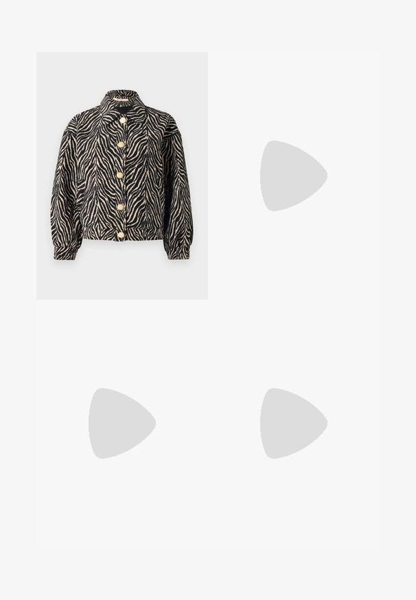 Rue de Femme MAELYNN  - Bombera - black; Čierny top bez ramienok vyrobený z mäkkého elastického materiálu. Obsahuje krátke rukávy a priliehavý strih. Jednoduchý, bezšvový dizajn.; Čierne široké nohavice s vysokým pásom, so zapínaním na gombíky na páse a prednými sklady.; Čierna semišová kozačka po kolená s blokovým podpätkom, špicatou špičkou a hladkým, bezšvovým dizajnom na jednoduchom svetlom pozadí.