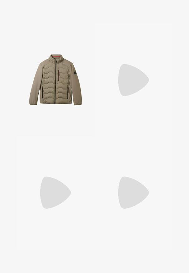 Giacca khaki con parte anteriore trapuntata, maniche lisce, collo alto e due tasche con zip, caratterizzata da accenti rossi a contrasto sulle zip.; Maglietta da corsa Nike nera realizzata in materiale leggero e traspirante, con maniche corte e un piccolo logo bianco sul petto.; Pantaloni sportivi neri realizzati in tessuto liscio, con una vita elastica, gambe affusolate e un piccolo logo bianco sul lato sinistro.; Scarpa sportiva nera con tomaia testurizzata, logo Nike swoosh bianco e suola in gomma bianca. Presenta un design con lacci e una forma dinamica.