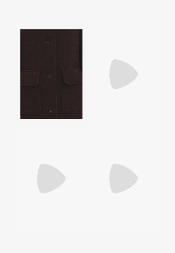 Donkerbruine wollen jas met een gestructureerde afwerking, vier zwarte knopen en twee voorzakken met gestikte randen.; Witte katoenen t-shirt met korte mouwen, ronde halslijn, comfortabele pasvorm en gestikte zoom. Etiket zichtbaar aan de binnenzijde van de hals.; Zwarte broek gemaakt van gladde stof met een hoge taille, wijde benen, voorplooien en klassieke ceintuurlussen. Geen zijzakken zichtbaar.; Puntige slingback hak in donkerbruin glanzend faux krokodillenleer. Kenmerkt zich door een goudkleurige geometrische hak en een verstelbare enkelband.