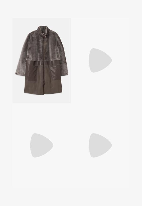 Casaco castanho de pelo sintético e couro com fecho de zíper, gola alta e grandes bolsos frontais. Textura suave e design em camadas.; Camiseta branca de algodão com um corte solto, apresentando uma impressão gráfica preta no centro que inclui texto e um design de silhueta.; Calças largas pretas, texturizadas, com um padrão de tecido pronunciado, apresentando pregas frontais e uma cintura plana. Design clássico para versatilidade.; Bota ankle preta em pele com uma textura suave, bico fino e um salto alto robusto. Apresenta uma abertura lateral e um design minimalista.