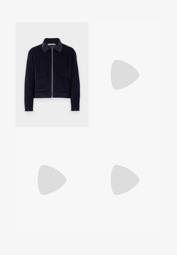 Mornarska žakardna jakna s patentnim zatvaračem, klasičnim ovratnikom, dva prednja džepa i skraćenim dizajnom. Teksturalna tkanina s širokim rebrima.; Svijetlopinkena košulja na dugih rukava s okovratnikom, s vertikalnim plavim prugama i lepršavim krojem. Izrađena od glatkog materijala s blagim sjajem.; Crne plisirane hlače s ravnim širokim nogavicama. Izrađene od glatkog materijala, s dugmadi za zatvaranje i petljama za remen.; Roze nubuk tenisice s crnim prugama, gumeni potplat i teksturirani ljubičasti petni dio. Imaju vezivanje i utisnuti brend na strani.