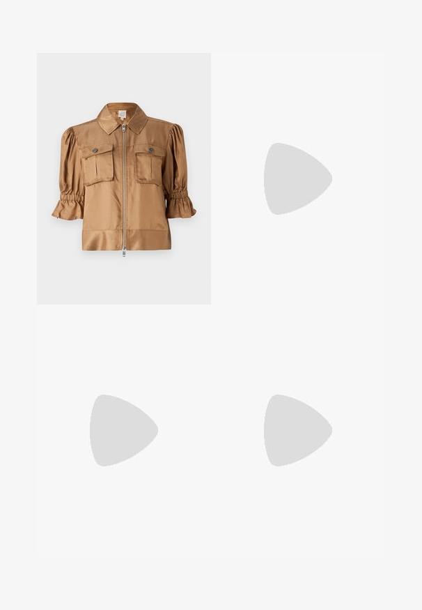 Kurze Jacke aus hellbraunem Satin. Mit einem Reißverschluss, zwei Brusttaschen und Raffung an den Ärmeln für zusätzliche Struktur.; Schwarzes T-Shirt mit kurzen Ärmeln aus weicher Baumwolle, mit rundem Halsausschnitt und glatter, gleichmäßiger Textur in einem schlichten Design.; Braune Satin-Cargohosen mit elastischem Bund, Seitentaschen und schmal zulaufenden Säumen. Glatte Textur und leichtes Material.; Zadig & Voltaire PREISER TUBE  - Stiefel - noir