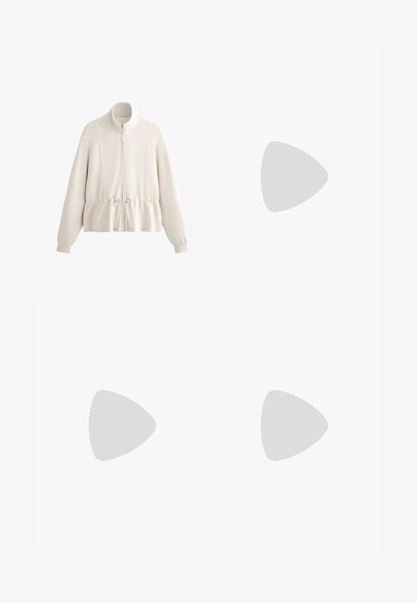 Svetlosivý zipsový sveter s vysokým golierom, sťahovacím elastickým pásom a dlhými rukávmi. Mäkký materiál s viditeľnými švovými detailmi.; Biely krátky rukáv top s okrúhlym výstrihom. Obsahuje zhromaždenú textúru po stranách a priliehavý strih, vyrobený z mäkkého, elastického materiálu.; Biele široké nohavice vyrobené z ľahkej tkaniny. Obsahujú elastický pás so sťahovacou šnúrkou a bočné vrecká. Hladká textúra.; Svetloružové semišové tenisky s bielymi pruhmi a šnúrkami, s textúrovaným jazykom a gumenou podrážkou, umiestnené na modrom koberci.