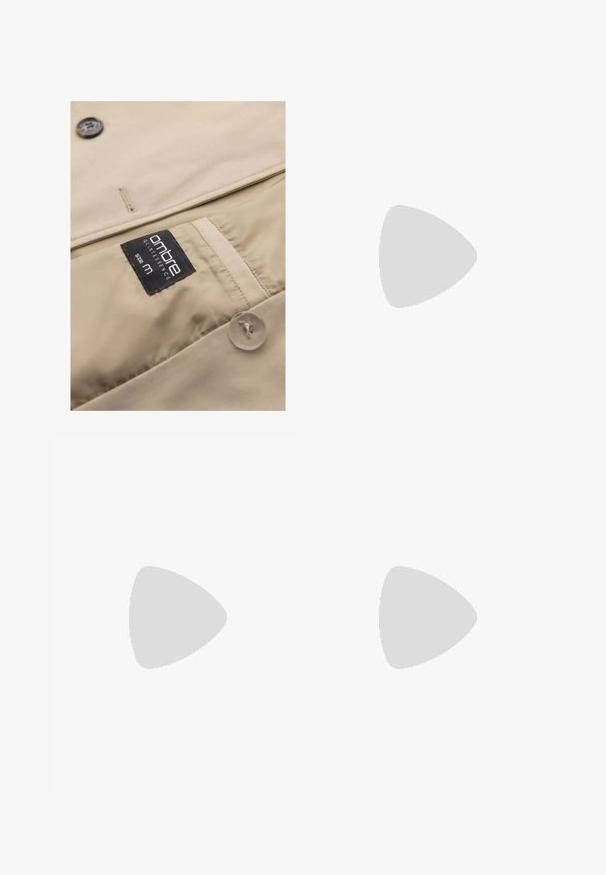 Beżowy materiał kurtki o gładkiej fakturze, z plastikowym guzikiem oraz czarną etykietą z napisem "ombre quintessence rozmiar m."; Beżowa koszulka z krótkim rękawem, okrągły dekolt, wykonana z gładkiej bawełnianej tkaniny, charakteryzująca się luźnym krojem i brakiem widocznych wzorów oraz ozdób.; Szare spodnie wykonane z gładkiego materiału, z elastycznym sznurkiem w pasie i bocznymi kieszeniami. Prosty krój nogawki z schludnym wykończeniem.; Skórzane sneakersy w czarno-kremowym schemacie kolorystycznym, z perforowanymi akcentami, wyściełanym kołnierzem i teksturowaną podeszwą.