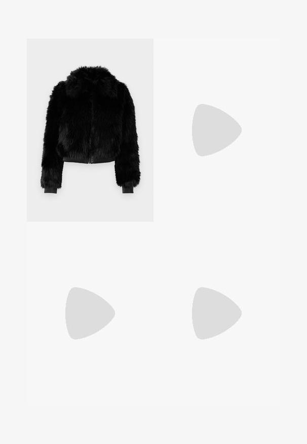 Giacca in pelliccia sintetica nera con colletto alto, chiusura a zip e polsini a coste. La texture è morbida e pelosa con una silhouette cropped.; T-shirt nera a maniche corte in cotone, con scollatura rotonda e un design semplice senza motivi o decorazioni.; Jeans in denim a gamba larga di un blu medio. Realizzati in cotone, presentano un classico design a cinque tasche e una chiusura con bottone in vita.; T-shirt cropped bianco a costine, jeans a gamba larga blu chiaro e sneakers bianche. Tiene una borsa a tracolla a righe verdi e bianche.