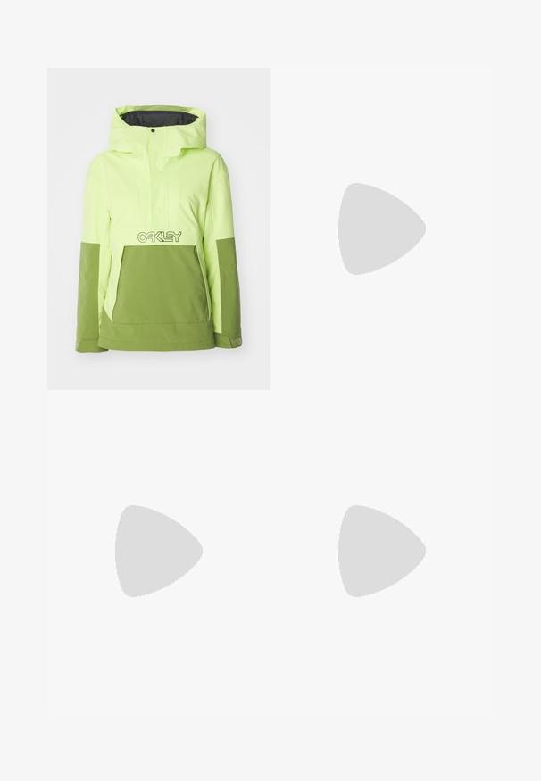 Jasnozielona i oliwkowa hybrydowa kurtka, z kapturem, kieszenią z przodu oraz logo Oakley na piersi. Gładka tekstura.; Lekka biała koszulka z krótkim rękawem, okrągłym dekoltem i małym logo w lewym górnym rogu. Gładki materiał o subtelnej połysku.; Czarne legginsy z wysokim stanem, wykonane z elastycznego materiału. Posiadają małe białe logo po lewej stronie oraz detale na bocznych szwach.; Czarny but biegowy z siateczkową cholewką, teksturowanymi detalami i logo, wyposażony w wyściełaną podeszwę i szare sznurówki, umieszczony na chodniku.