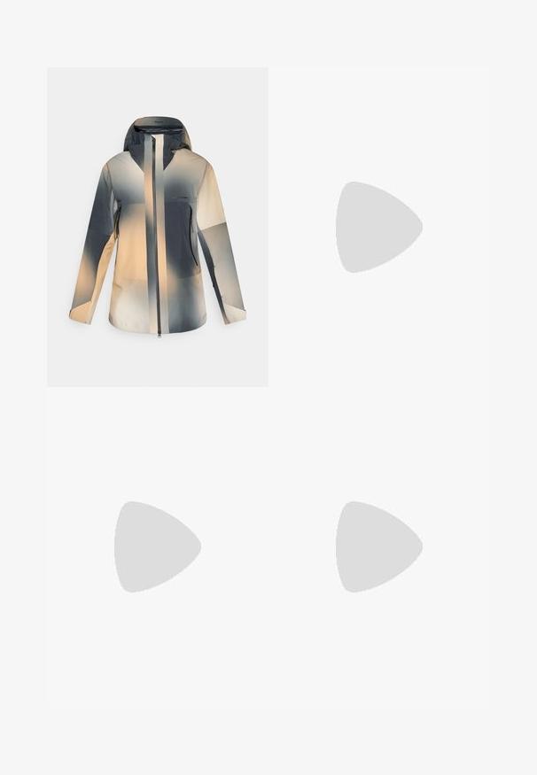 Veste d'extérieur à capuche avec fermeture éclair à l'avant, poches latérales zippées et blocs de couleurs dégradées dans des tons beige, gris et noir.; T-shirt noir en tissu lisse, avec un col rond et des manches courtes. Marque subtile imprimée en noir sur la poitrine.; Pantalons cargo noirs en matériau léger et résistant à l'eau ; dotés d'une taille élastique, de plusieurs poches zippées et de jambes fuselées.; Chaussures d'extérieur noires en matériau synthétique et en maille, présentant une tige texturée, un système de lacets sécurisé et une semelle extérieure robuste, sur un terrain rocailleux.