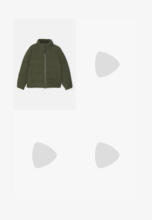 ASPESI POCOELASTICO - Doudoune - verde/green; T-shirt en coton blanc avec un col rond et des manches courtes, orné d'un logo doré EA7 Emporio Armani imprimé sur le devant.; Jeans en denim bleu clair avec une coupe slim, cinq poches et une coupe droite. Présente une fermeture éclair et des passants de ceinture. Texture douce.; Baskets blanches avec des accents en daim, bout arrondi, lacets plats et semelle en caoutchouc crème. Présente une marque verte sur le talon.