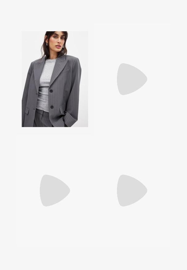 Grau gestreifter Blazer mit Reverskragen, zwei schwarzen Knöpfen und Vordertaschen, kombiniert mit einem taillierten grauen Rundhalsausschnitt-Oberteil.; Schwarzes ärmelloses Kleid mit gerader Silhouette, aus weichem Stoff. Verfügt über schmale Spaghettiträger und ein bodenlänges Design.; Schwarze Sandale mit Riemchen, quadratischer Zehenform und niedrigem Blockabsatz. Verfügt über mehrere dünne Riemen und einen verstellbaren Knöchelriemen. Hergestellt aus glattem Leder.; Schwarze Leder-Crossbody-Tasche mit glatter Textur, rechteckiger Form und metallic-kettendetail auf der Vorderseite. Verstellbarer Gurt inklusive.