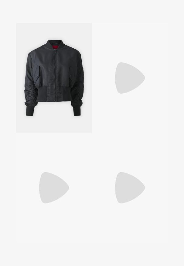 HUGO FALYNN - Bomber-jakk - black; Must musta t-särk lühikeste käistega, ümberringi kaelusega ja väikese valge "Calvin Klein" logo'ga rinnal. Sile tekstuur, klassikaline lõige.; Heledad sinise denimist valmistatud teksapüksid kõrge vöökohaga, laia jala lõikega, kahe külje taskuga ja pleedi disainiga. Pehme tekstuur ja pleekinud viimistlus.; Must mustaga, terav varvas, madala kontsaga sildiga king, mis on valmistatud siledast nahast ja mille küljel on lõike disain hingavuse tagamiseks.