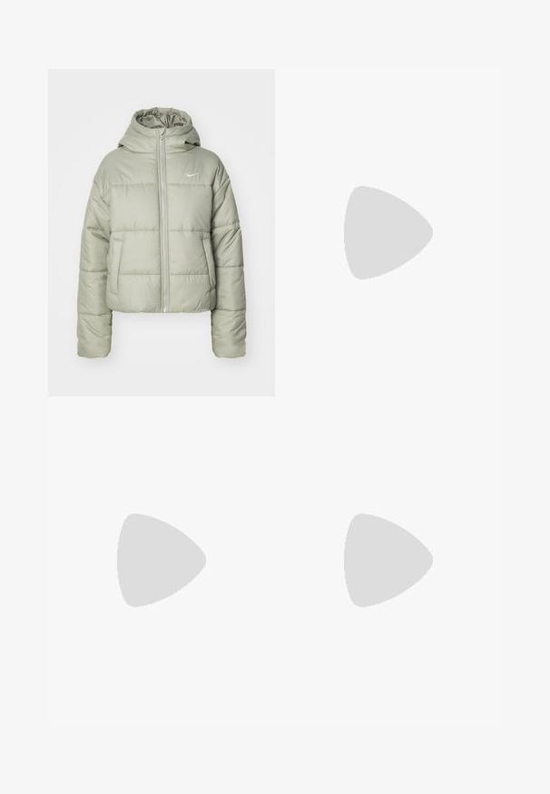 Giacca imbottita e corta di colore verde chiaro con cappuccio. Presenta due tasche frontali e una chiusura con zip. Logo Nike riflettente sul petto sinistro.; Tre canotte in verde menta, nero e beige; realizzate in tessuto a coste con scollatura rotonda e senza maniche. Etichetta del brand visibile.; Pantaloni cargo grigi chiari realizzati in tessuto testurizzato, con vita elastica e laccetto, tasche laterali e cerniere alle caviglie.; Nike sneakers bianchi e argento con tessuto in rete, dettagli riflettenti e suola beige. Indossati con calze nere, in piedi su una superficie blu.