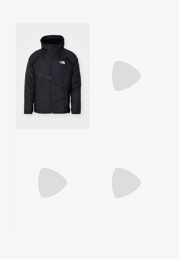 The North Face MOUNTAIN ATHLETICS HYBRID JACKET - Jakna za prosti čas - black; Črna kratko sleeved majica iz bombaža, s krožnim izrezom in majhnim belim logotipom na zgornjem levem delu prsnega koša.; Črne atletske hlače iz lahkega materiala, ki imajo elastični pas z vezalko, stranske žepe in zožene manšete na gležnjih.; Črne tekaške čevlje za trail s teksturirano zgornjega dela, gumijastim podplatom in ojačanim zaključkom prstov. Vključuje oblazinjen ovratnik in zanko za enostavno obuvanje.