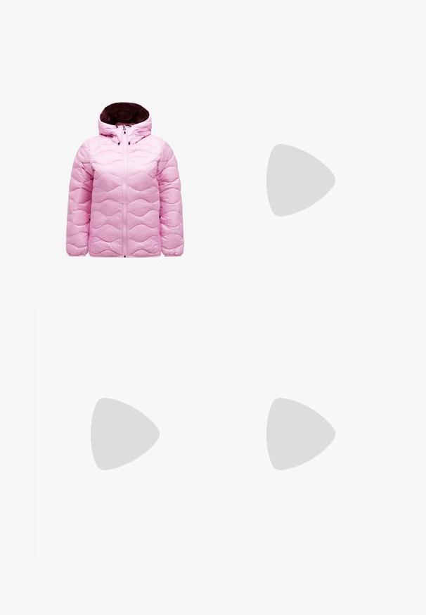 Giacca puffer rosa con cappuccio, trapuntatura a onde, chiusura frontale con zip e cordini neri. Materiale liscio e lucido.; T-shirt nera a maniche lunghe in cotone con colletto rotondo. Presenta un piccolo logo bianco sul lato sinistro del petto. Design semplice e vestibilità comoda.; Pantaloni neri aderenti realizzati in materiale flessibile. Presentano una tasca laterale con zip, ginocchia articolate e una texture liscia.; Scarpa atletica beige e crema con tomaia in mesh testurizzato, sovrapposizioni supportive e suola in gomma con un motivo a tasselli per la trazione.